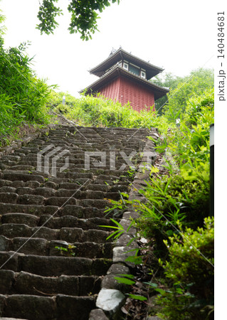 月見の森に建つ櫓と周囲の自然風景 140484681