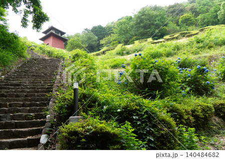 月見の森に建つ櫓と周囲の自然風景 月見の森に建つ櫓と周囲の自然風景 140484682