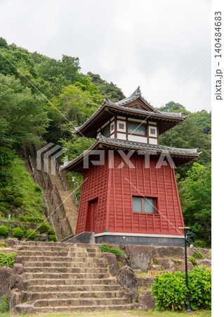 月見の森に建つ櫓と周囲の自然風景 月見の森に建つ櫓と周囲の自然風景 140484683