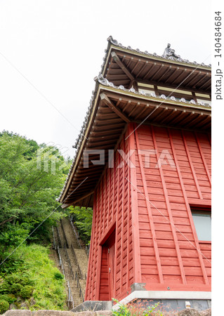 月見の森に建つ櫓と周囲の自然風景 月見の森に建つ櫓と周囲の自然風景 140484684