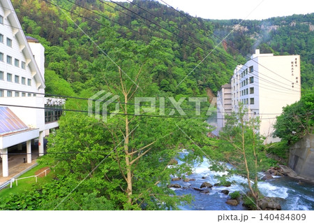 新緑の層雲峡温泉(石狩川・北海道上川町) 新緑の層雲峡温泉(石狩川・北海道上川町) 140484809