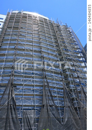 大規模改修工事の足場 組み上げれていく工事現場の足場 マンションの大規模修繕工事 大規模改修工事の足場 組み上げれていく工事現場の足場 マンションの大規模修繕工事 140484855