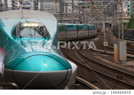 東京駅に入線してくる東北新幹線はやぶさ 東京駅に入線してくる東北新幹線はやぶさ 140484859