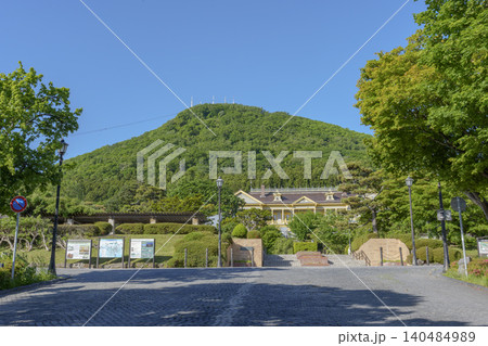 函館元町の基坂と旧函館区公会堂 函館山を望む歴史的景観 140484989