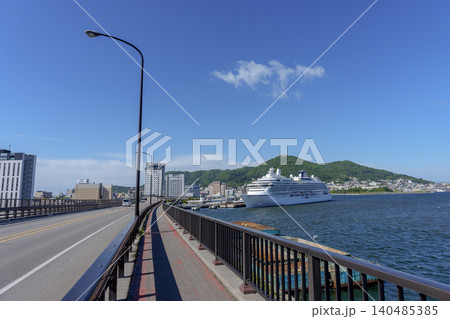 函館ともえ大橋から望む函館港と函館山 北海道函館の港湾風景 函館ともえ大橋から望む函館港と函館山 北海道函館の港湾風景 140485385