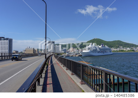 函館ともえ大橋から望む函館港と函館山 北海道函館の港湾風景 140485386