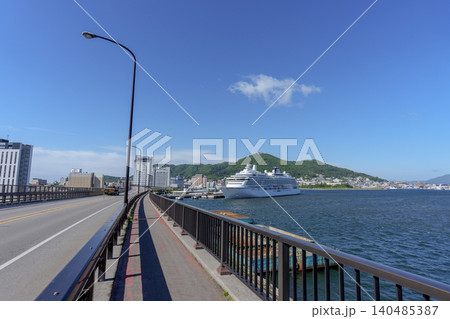 函館ともえ大橋から望む函館港と函館山 北海道函館の港湾風景 140485387