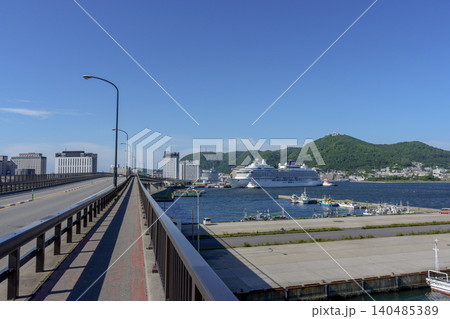 函館ともえ大橋から望む函館港と函館山 北海道函館の港湾風景 140485389