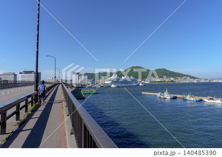 函館ともえ大橋から望む函館港と函館山 北海道函館の港湾風景 140485390