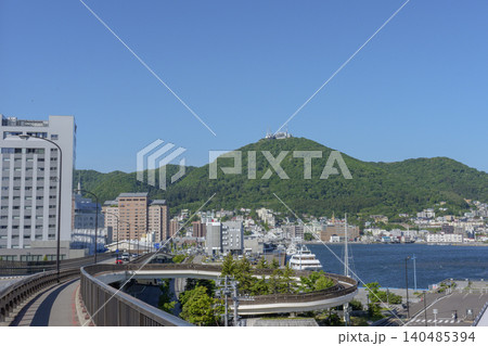 函館ともえ大橋から望む函館港と函館山 北海道函館の港湾風景 140485394