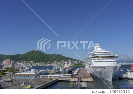 函館港に停泊するクルーズ船と函館山 北海道函館の港湾風景 函館港に停泊するクルーズ船と函館山 北海道函館の港湾風景 140485516