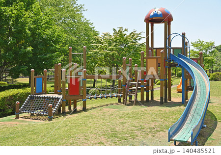 桂川公園の大型遊具　すべり台やネットが揃う新緑に囲まれた子供向けアスレチック 140485521
