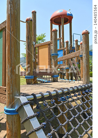 桂川公園のネット遊具　子供の冒険心をくすぐる木製アスレチックと初夏の青空 140485564