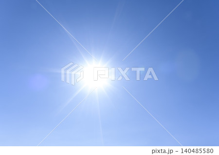 初夏の青空に輝く太陽と光芒の空背景素材 横浜 初夏の青空に輝く太陽と光芒の空背景素材 横浜 140485580