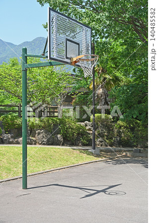 桂川公園のバスケゴール　初夏の日差しがコートに美しい影を落とすスポーツ広場 140485582