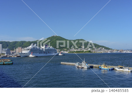 函館港の漁港とクルーズ船と函館山 北海道函館の港湾風景 140485585