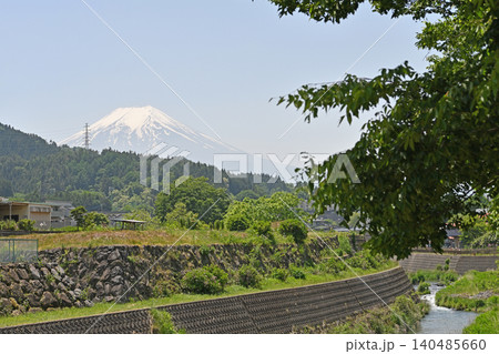 桂川公園からの富士山 清流の護岸と新緑の木々の向こうに佇む美しい残雪の霊峰 桂川公園からの富士山 清流の護岸と新緑の木々の向こうに佇む美しい残雪の霊峰 140485660