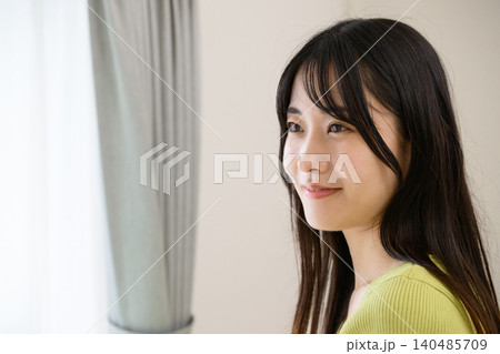 窓の外を見つめる日本人女性 窓の外を見つめる日本人女性 140485709