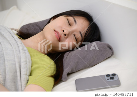 ベッドで眠る日本人女性 140485711