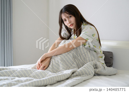 ベッドに座る日本人女性 140485771