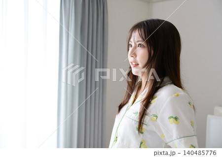 朝の光を浴びる日本人女性 140485776
