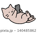 スマホをいじるねこ　仰向けでスマホを見る猫のイラスト 140485862