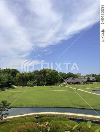 岡山後楽園の庭園と空 岡山後楽園の庭園と空 140486055