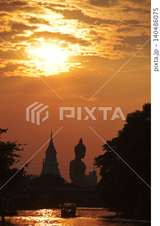Evening scenes of the Phra Phutthathamakaya Thepmongkol at Wat Pak Nam is a Buddha statue. It is the tallest Buddha statue in Bangkok and the third tallest in Thailand. Evening scenes of the Phra Phutthathamakaya Thepmongkol at Wat Pak Nam is a Buddha statue. It is the tallest Buddha statue in Bangkok and the third tallest in Thailand. 140486075