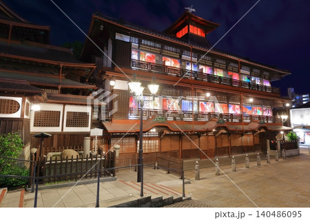 【愛媛県】リニューアルした道後温泉本館の夜景(イルミネーション) 【愛媛県】リニューアルした道後温泉本館の夜景(イルミネーション) 140486095