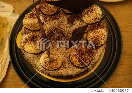 ティラミスケーキ 黒いプレートに盛られた焼き菓子 ティラミスケーキ 黒いプレートに盛られた焼き菓子 140488077