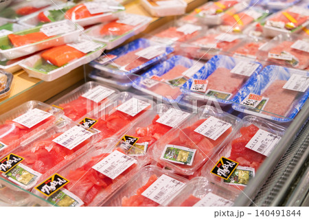 スーパーの鮮魚売り場に並ぶ刺身と海鮮食品 140491844
