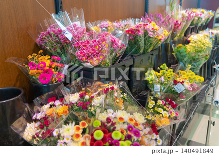 スーパーの花売り場に並ぶ色とりどりの花束 スーパーの花売り場に並ぶ色とりどりの花束 140491849