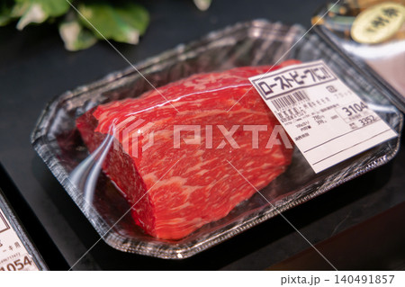スーパーで販売される国産牛ローストビーフ用ブロック肉 スーパーで販売される国産牛ローストビーフ用ブロック肉 140491857