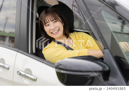 車を運転する笑顔の女性ドライバーのポートレート 車を運転する笑顔の女性ドライバーのポートレート 140491865
