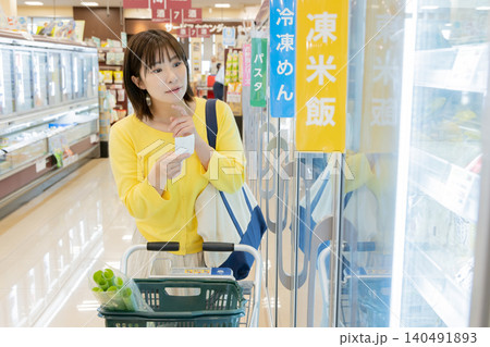 スーパーの冷凍食品コーナーで買い物をする女性 スーパーの冷凍食品コーナーで買い物をする女性 140491893