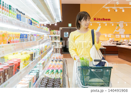 スーパーで買い物をする笑顔の女性 スーパーで買い物をする笑顔の女性 140491908