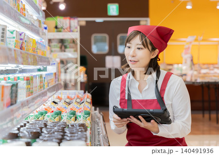 商品補充を行うスーパー店員 140491936