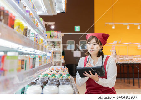 商品補充を行うスーパー店員 商品補充を行うスーパー店員 140491937