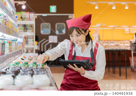 商品補充を行うスーパー店員 商品補充を行うスーパー店員 140491938