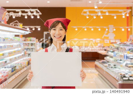 ボードを持って案内するスーパー店員 ボードを持って案内するスーパー店員 140491940