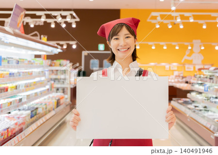ボードを持って案内するスーパー店員 ボードを持って案内するスーパー店員 140491946