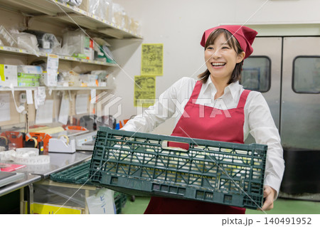 バックヤードでコンテナを運ぶ笑顔のスーパー店員 140491952