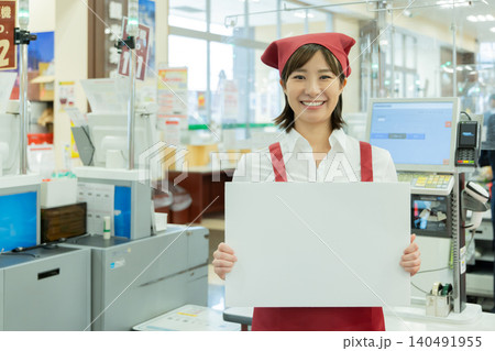レジ前で案内ボードを持つスーパー店員 レジ前で案内ボードを持つスーパー店員 140491955
