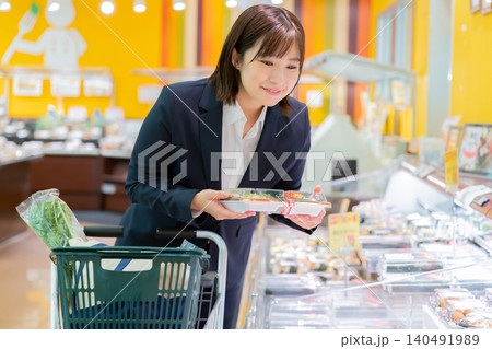 スーパーの惣菜売り場で買い物をするビジネスウーマン スーパーの惣菜売り場で買い物をするビジネスウーマン 140491989