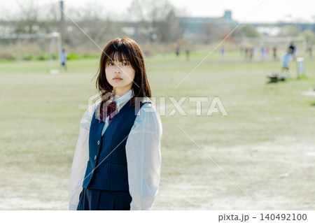 河川敷のグラウンドに立つ女子高校生のポートレート 河川敷のグラウンドに立つ女子高校生のポートレート 140492100