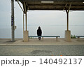 海を眺める女性　下灘駅 140492137