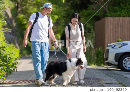 ペットと旅行に行く若い夫婦とボーダーコリー ペットと旅行に行く若い夫婦とボーダーコリー 140492229