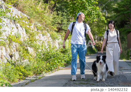 ペットと旅行に行く若い夫婦とボーダーコリー 140492232