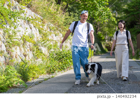ペットと旅行に行く若い夫婦とボーダーコリー 140492234