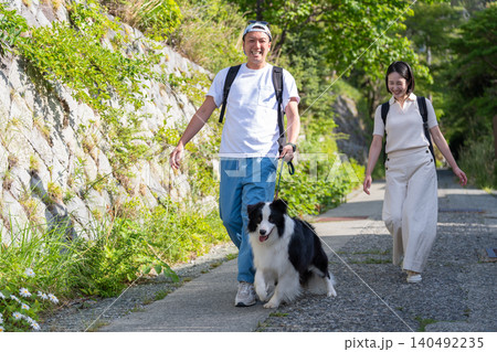 ペットと旅行に行く若い夫婦とボーダーコリー 140492235